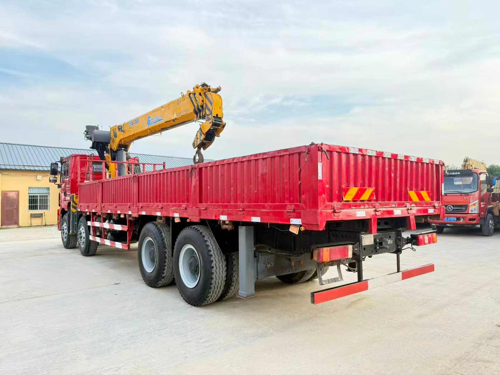 SHACMAN КМУ 340л.с. кран:XCMG 14 т. кран-манипулятор 8×4