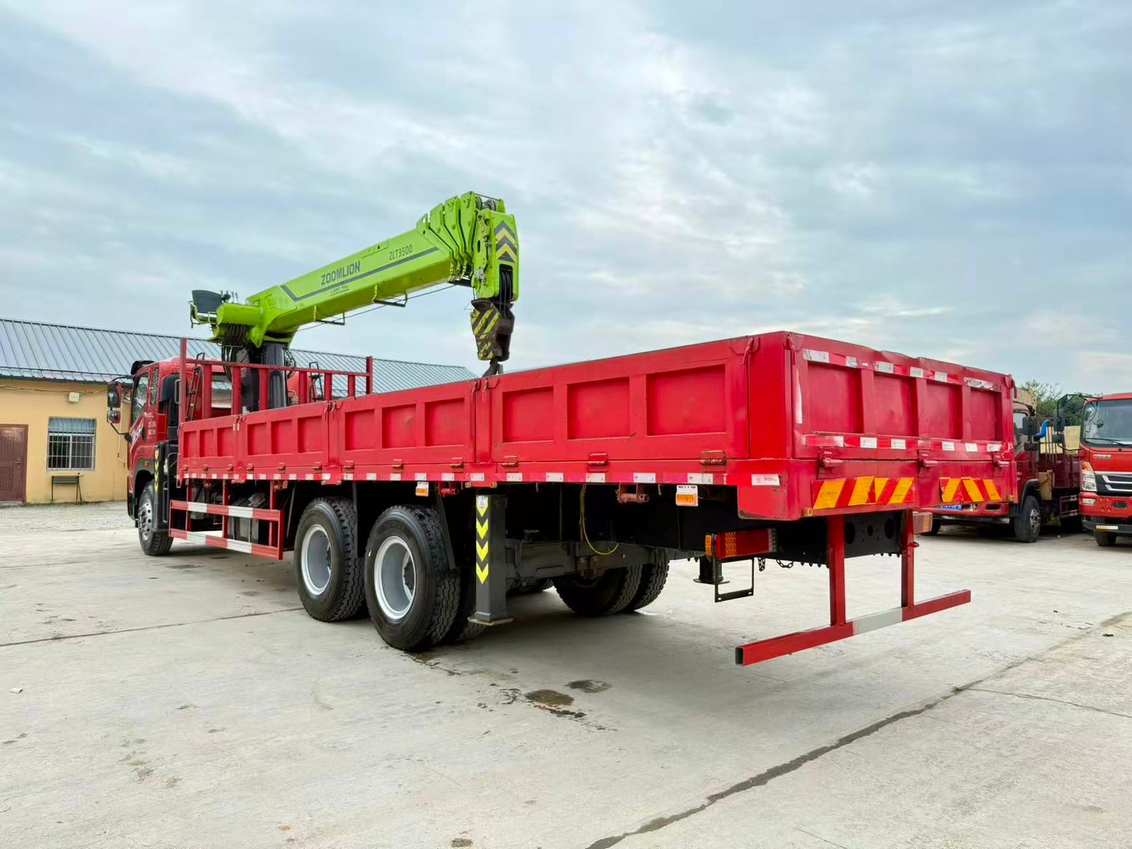 FAW Jiefang КМУ 300л.с. кран:ZOOMLION 14 т. кран-манипулятор 6×4
