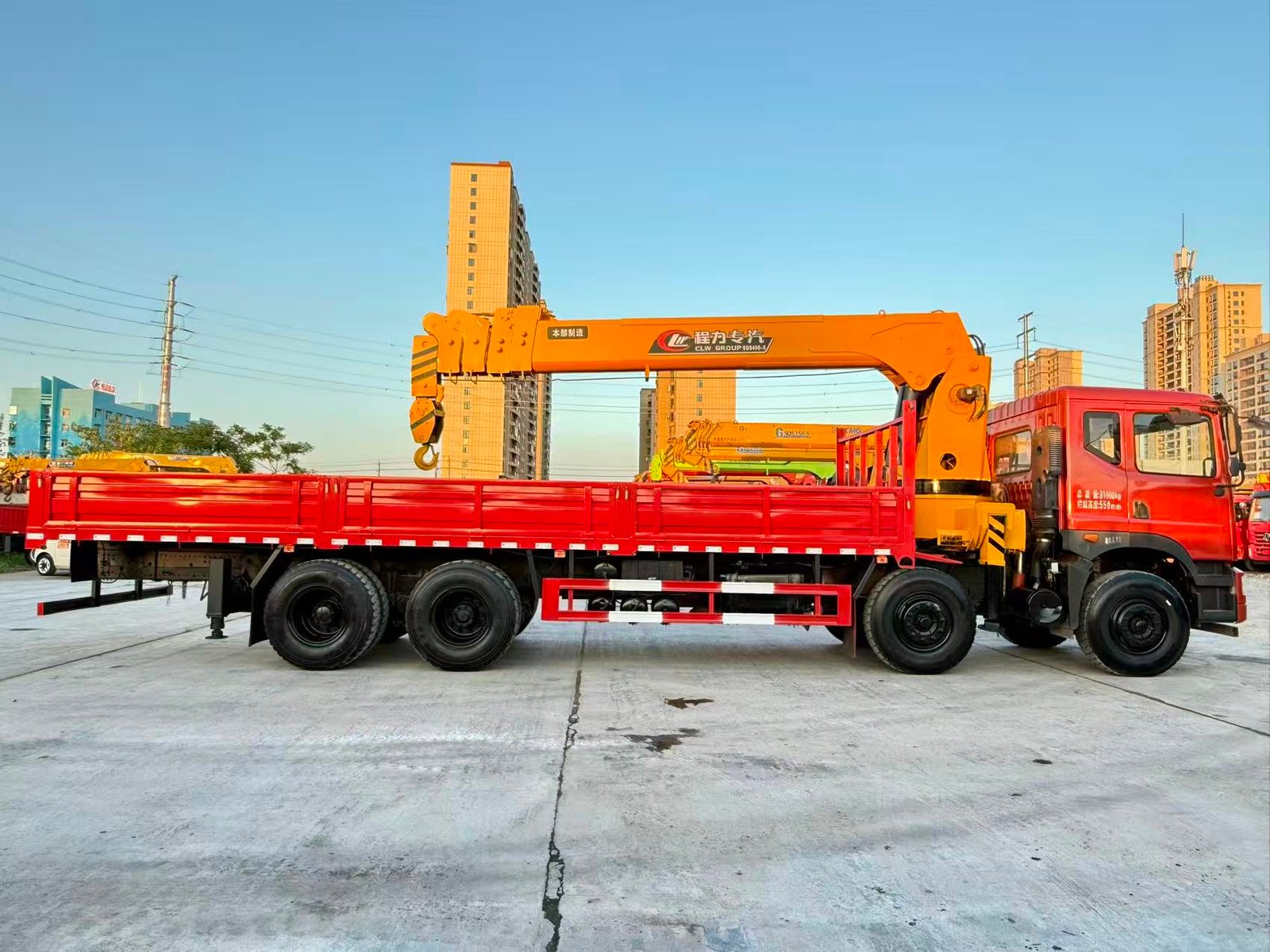 DONGFENG КМУ 270л.с. кран:CLW 16 т. кран-манипулятор 8×4