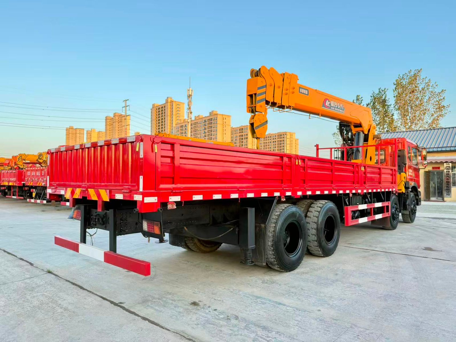 DONGFENG КМУ 270л.с. кран:CLW 16 т. кран-манипулятор 8×4