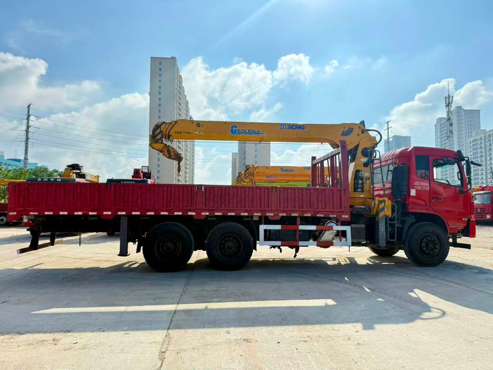 DONGFENG КМУ 270л.с. кран:XCMG 12 т. кран-манипулятор 6×4