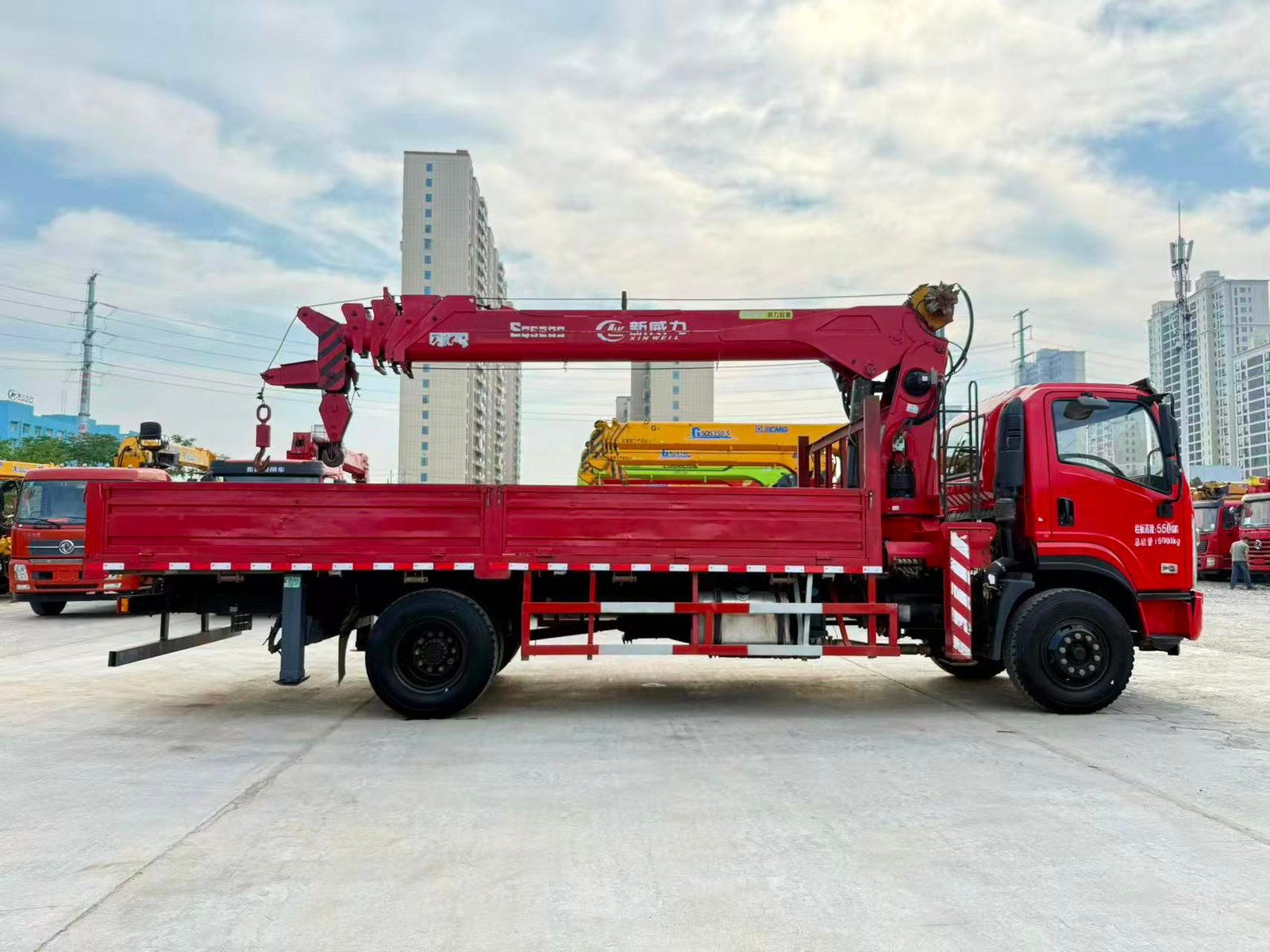 DONGFENG КМУ 200л.с. кран:CLW 8 т. кран-манипулятор 4×2