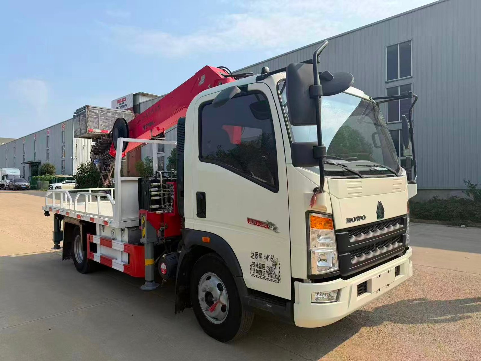 HOWO Автовышка.Высота: 20 метров. кран:5 т. кран-манипулятор 4×2