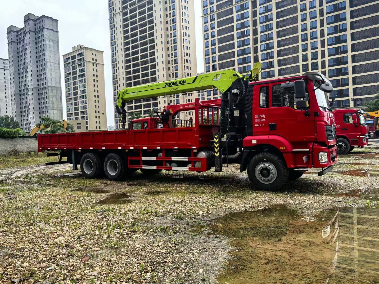 SHACMAN КМУ 270л.с. кран:ZOOMLION 12 т. кран-манипулятор 6×4