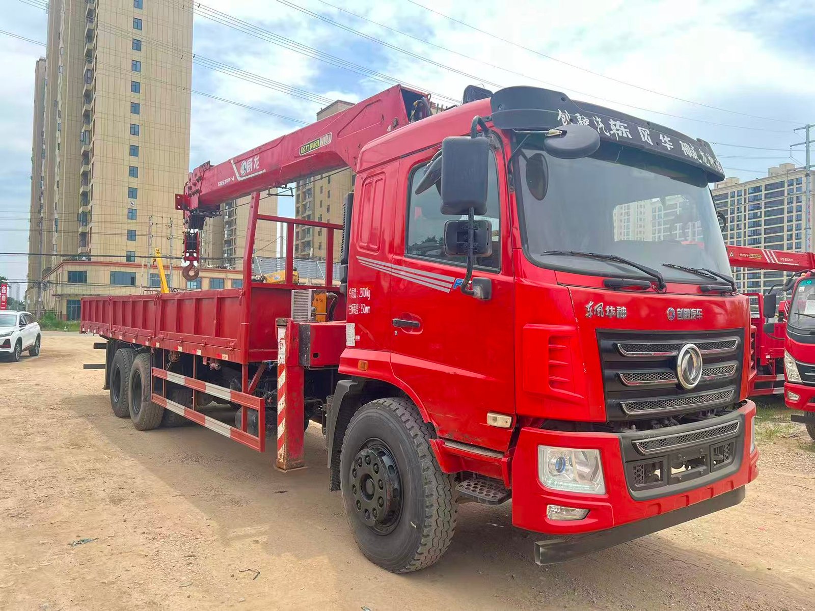 DONGFENG КМУ 270л.с. кран:CLW 12 т. кран-манипулятор 6×4