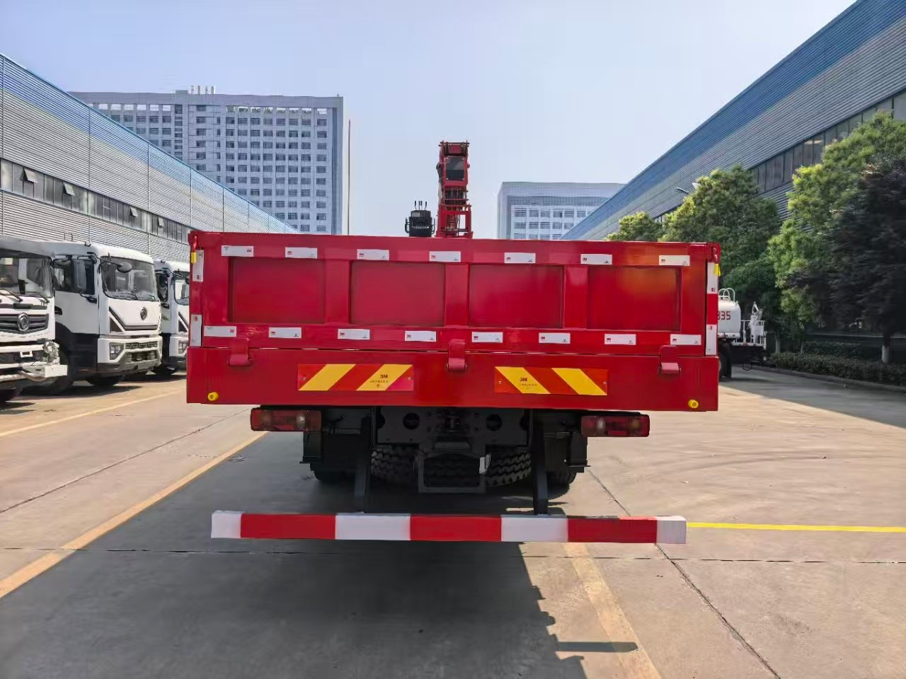 DONGFENG КМУ 270л.с. кран:CLW 12 т. кран-манипулятор 6×4