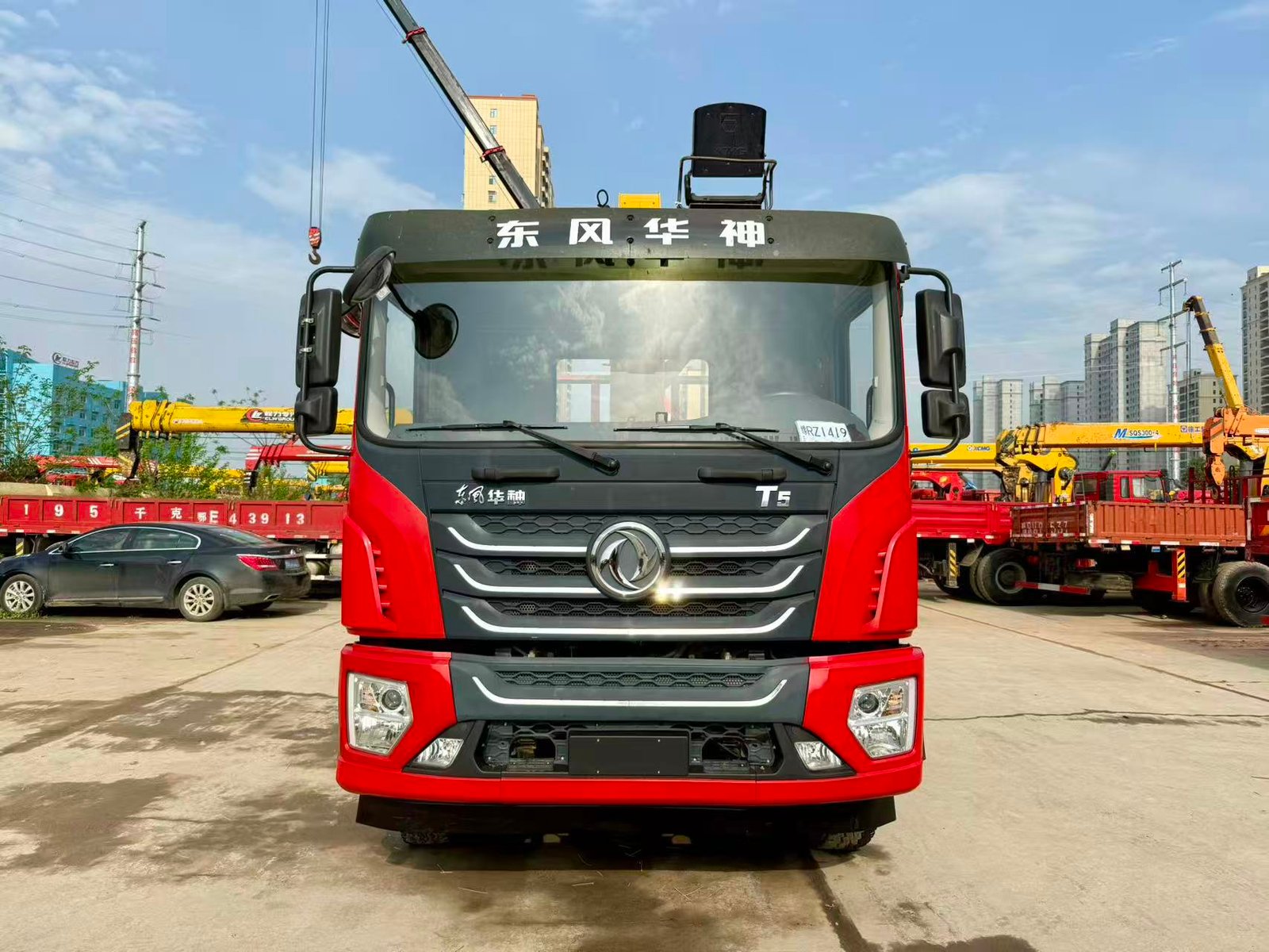 DONGFENG КМУ 200л.с. кран:XCMG 8 т(6 секции). Длина рукава: 20 метров