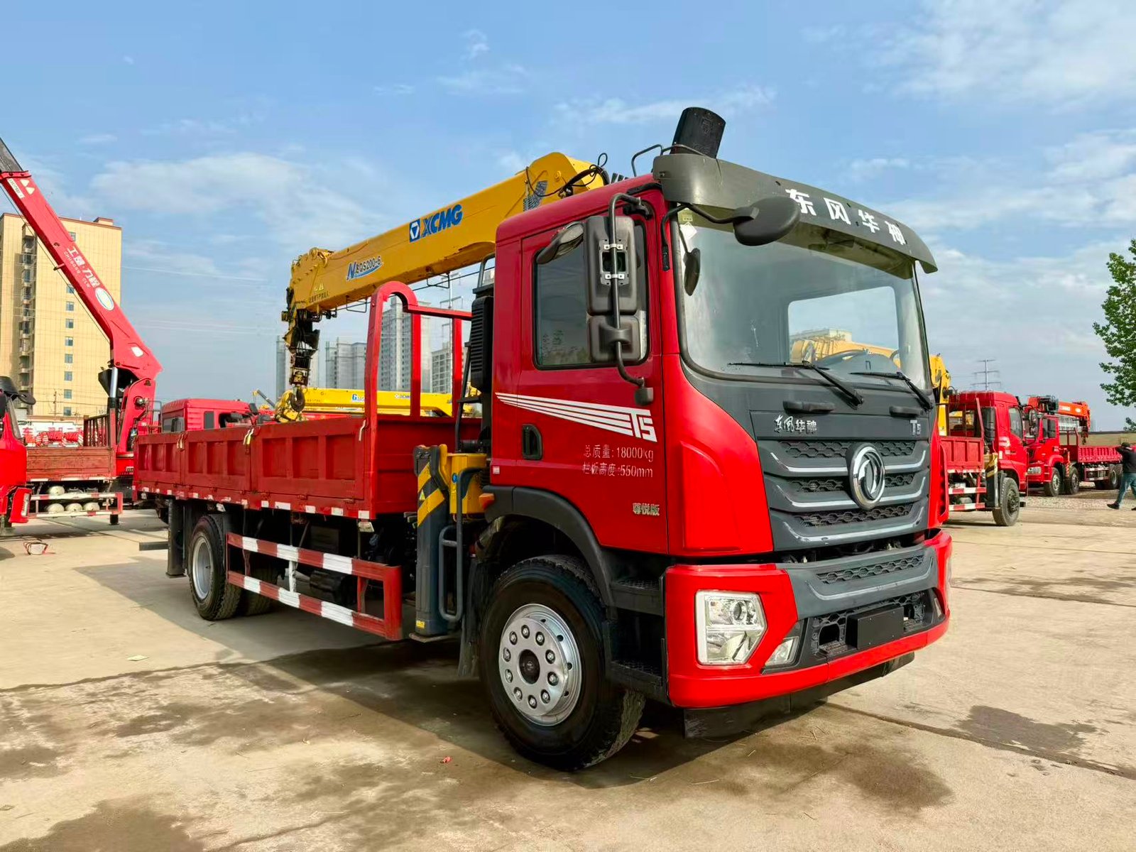 DONGFENG КМУ 200л.с. кран:XCMG 8 т(6 секции). Длина рукава: 20 метров