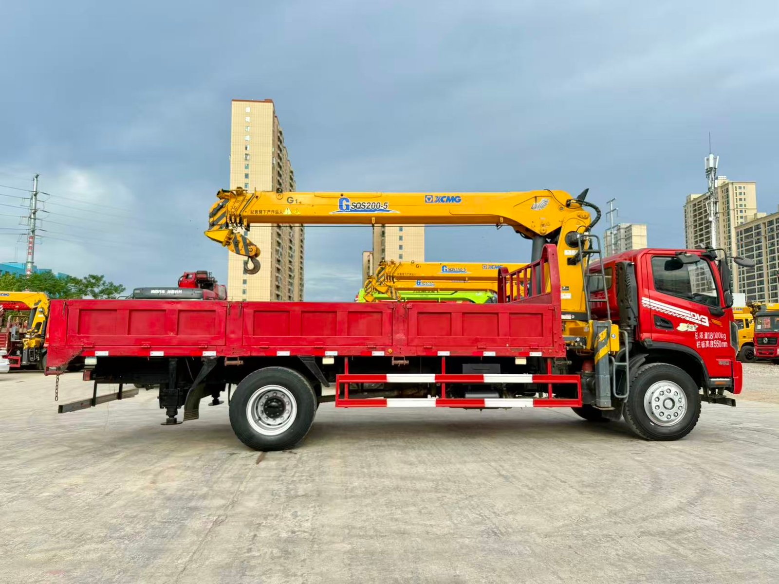DONGFENG КМУ 200л.с. кран:XCMG 8 т. кран-манипулятор 4×2