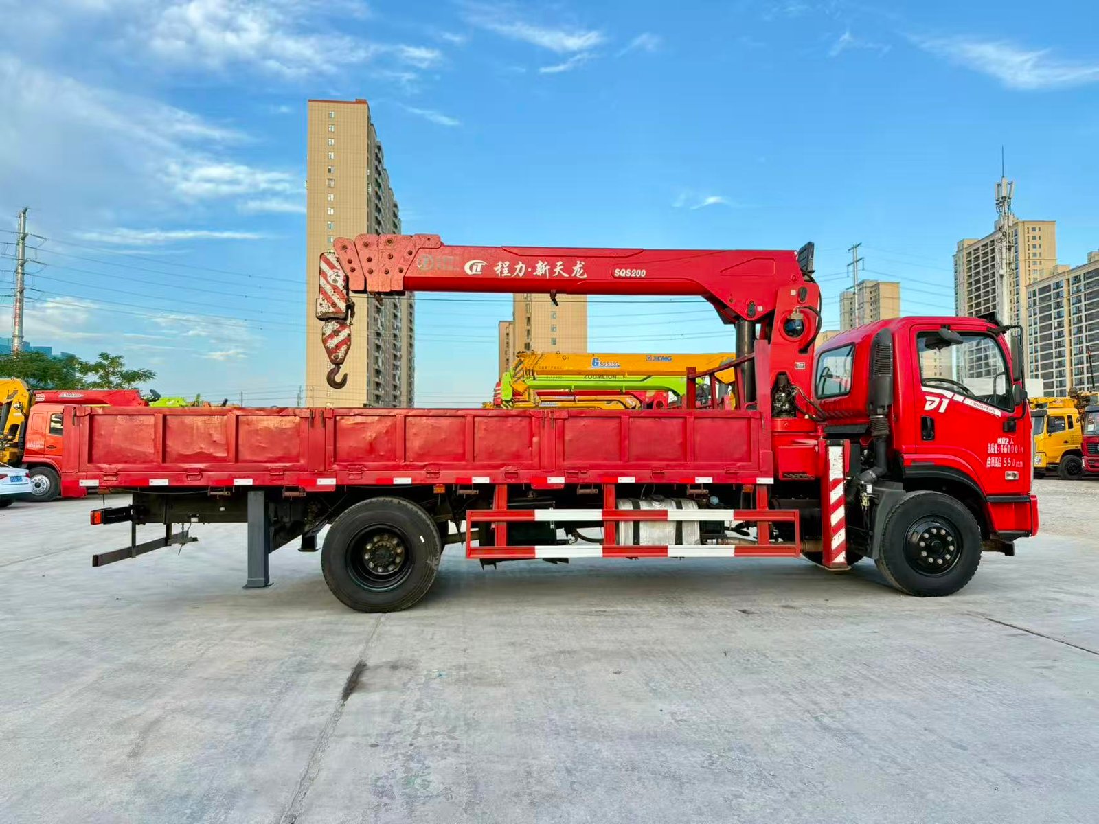DONGFENG КМУ 200л.с. кран:CLW 8 т. кран-манипулятор 4×2