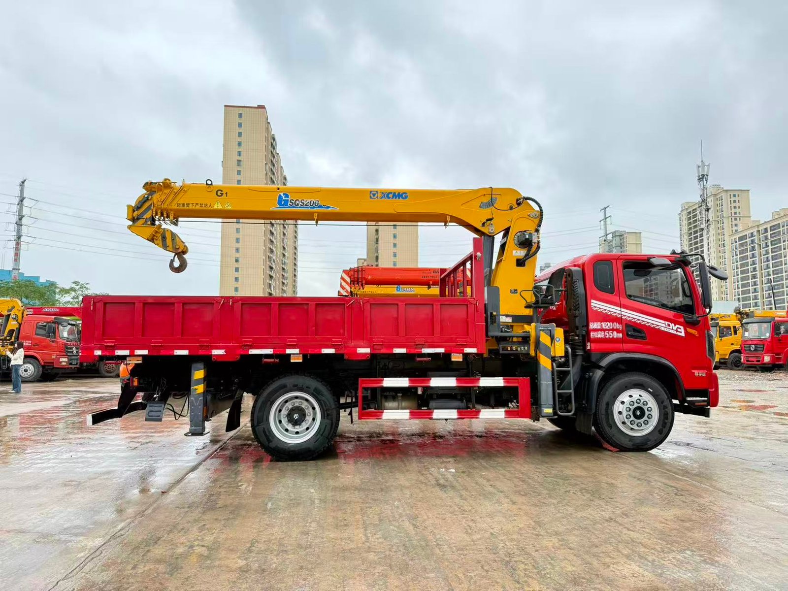 DONGFENG КМУ 200л.с. кран:XCMG 8 т. кран-манипулятор 4×2